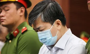 Cựu bí thư Bến Tre bị tuyên 28 năm tù Cựu bí thư Bến Tre bị tuyên 28 năm tù