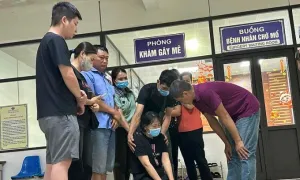 Người vợ quỳ gối tiễn biệt tạng của chồng Người vợ quỳ gối tiễn biệt tạng của chồng