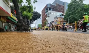 Bùn tràn ra phố từ dự án metro Nhổn - ga Hà Nội Bùn tràn ra phố từ dự án metro Nhổn - ga Hà Nội