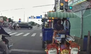 Tài xế xe ba gác đi ngược chiều chặn đầu ôtô bị phạt 33,5 triệu đồng Tài xế xe ba gác đi ngược chiều chặn đầu ôtô bị phạt 33,5 triệu đồng