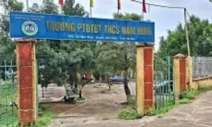 Trụ cổng trường đổ, đè chết anh em ruột Trụ cổng trường đổ, đè chết anh em ruột